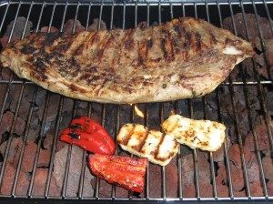 Vänd köttet ofta under grillningen så det inte bränns vid