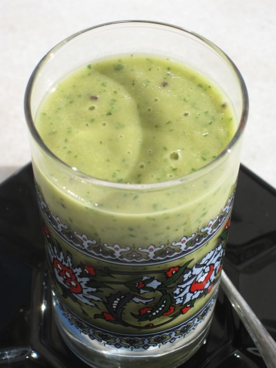 Gröm smoothie med kiwi, avocado och bladspenat